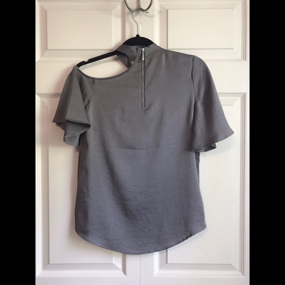 EXPRESS Deconstructed Mock Neck Tee - Picture 4 of 6